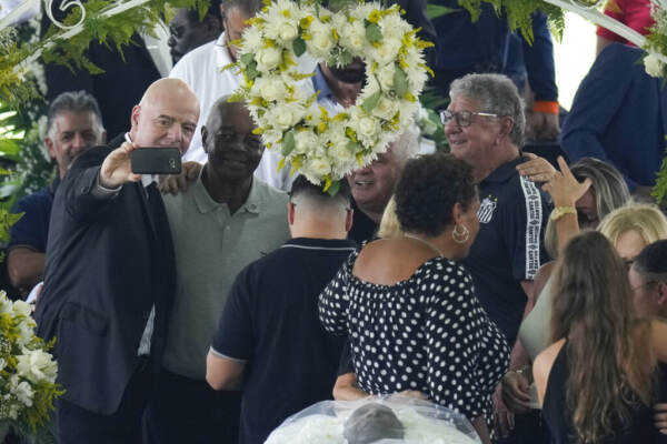 Pelé, Infantino e il selfie vicino alla bara: polemiche