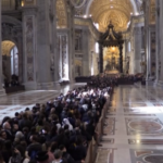 Ratzinger, attesa per i funerali: 159mila fedeli