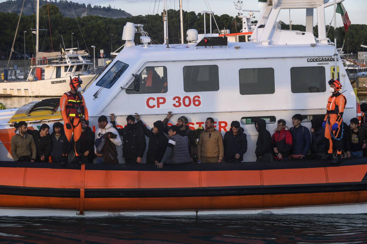 Migranti, hotspot di Lampedusa al collasso