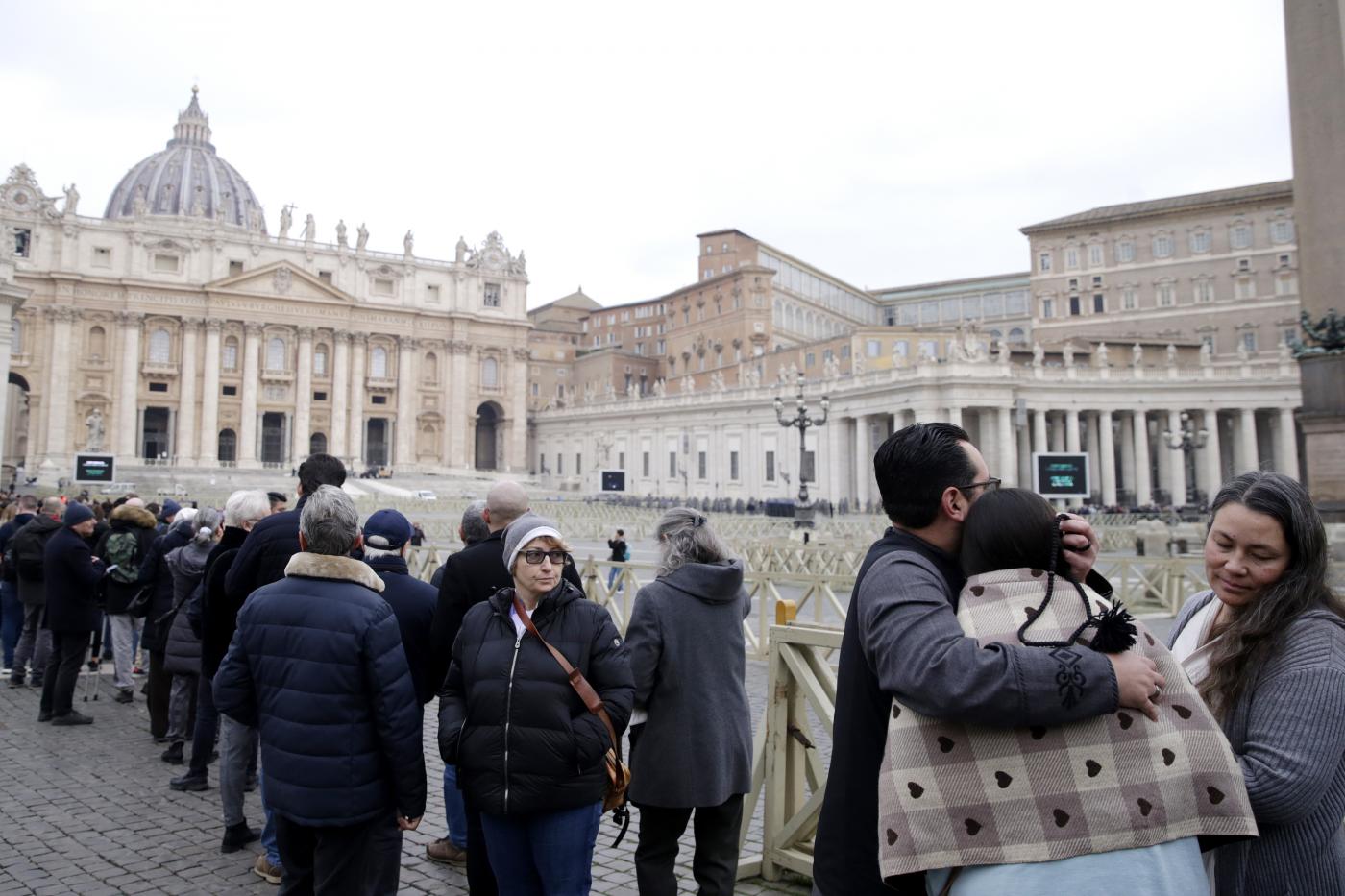 Ratzinger, bandiere a mezz’asta per funerali