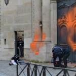 Parigi, attivisti clima imbrattano residenza primo ministro