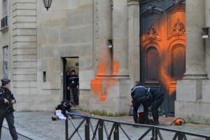 Parigi, attivisti clima imbrattano residenza primo ministro