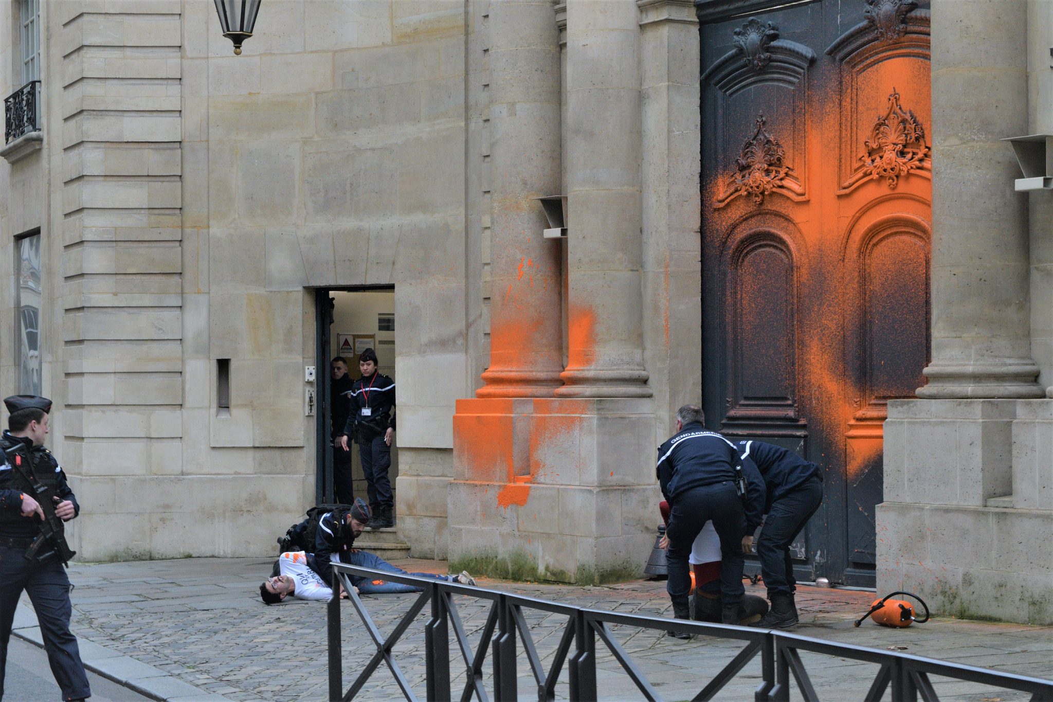 Parigi, attivisti clima imbrattano residenza primo ministro