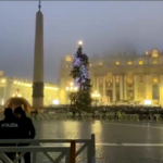 Ratzinger, prima dell’alba la coda a San Pietro per i funerali