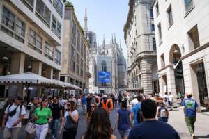 Milano, turisti per le vie del centro