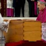 Ratzinger, la bara in processione