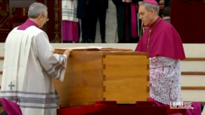 Ratzinger, la bara in processione