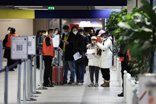 Controlli anti covid negli aeroporti europei dei passeggeri che arrivano dalla Cina
