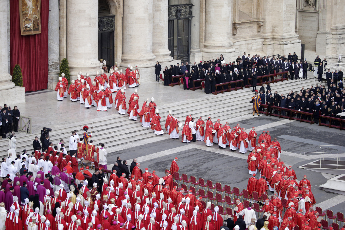 Ratzinger, 50mila a San Pietro per l’ultimo saluto
