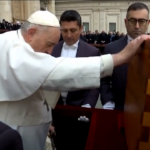 Ratzinger, feretro verso Grotte Vaticane per sepoltura