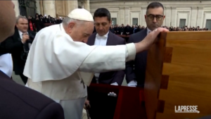 Ratzinger, feretro verso Grotte Vaticane per sepoltura