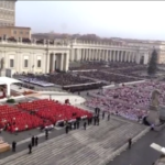 Ratzinger, piazza San Pietro gremita