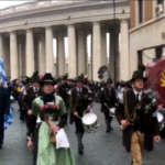 Ratzinger, banda bavarese lascia piazza San Pietro