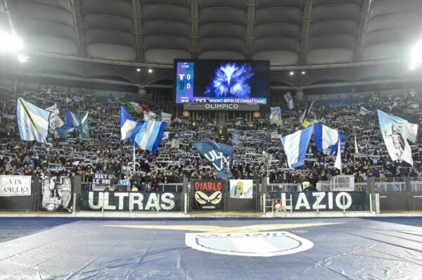 Umtiti, Lazio condanna insulti razzisti: “Gesto vergognoso”
