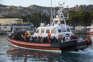 Migranti, Ue: “Italia rispetti leggi internazionali”