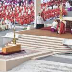 Ratzinger, a funerali fedeli chiedono “Santo subito”