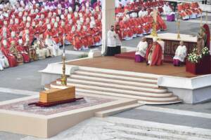 Ratzinger, a funerali fedeli chiedono “Santo subito”