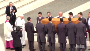 Ratzinger, Papa Francesco saluta il feretro
