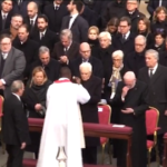 Ratzinger, Mattarella e Meloni ricevono l’ostia a San Pietro