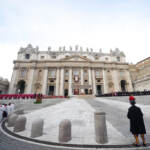 Ratzinger, bandiere a mezz’asta in sedi istituzioni