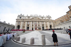 Ratzinger, bandiere a mezz’asta in sedi istituzioni