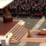 Ratzinger, la benedizione del feretro