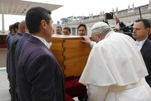 Ratzinger, rogito nella bara: “Lottò contro pedofilia”