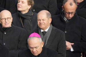 Ratzinger, dai Reali di Spagna a Scholz: tutti i leader ai funerali