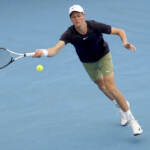 Adelaide, problema all’anca per Sinner: out ai quarti