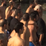 Grecia, gli ateniesi fanno il bagno all’Epifania