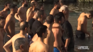 Grecia, gli ateniesi fanno il bagno all’Epifania