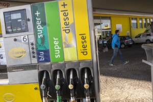 Carburanti, benzina a 1,965 euro litro, diesel a 2,023
