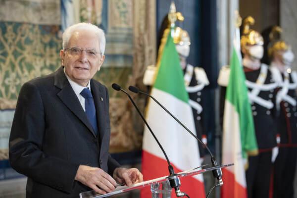 Tricolore, Mattarella: "Simbolo Unità Paese" - LaPresse