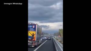 A1, scontro tra tifosi di Napoli e Roma: l’autostrada bloccata