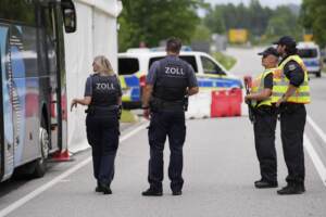 Germania, controlli della la polizia bavarese in vista del vertice del G7 a Elmau