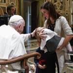 Vaticano, il Papa battezza 13 bambini