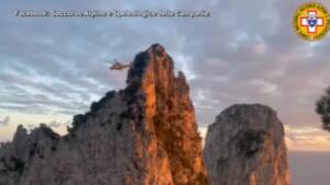 Capri, bloccati su Faraglione: salvati