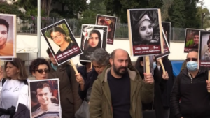 Iran, consegnate 300mila firme contro la repressione