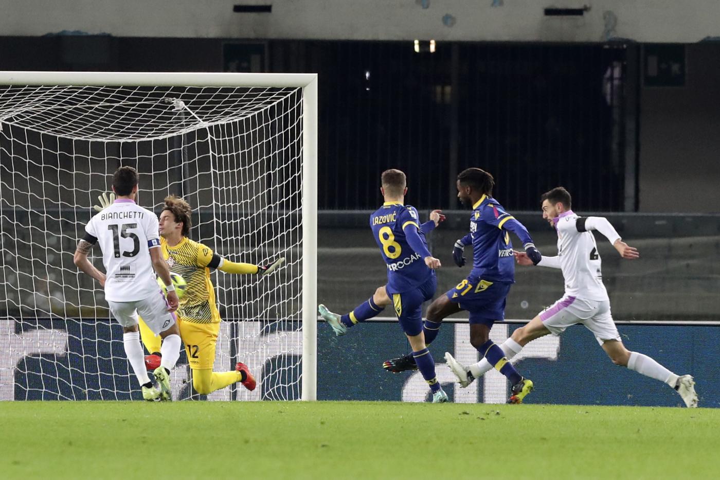 Verona-Cremonese 2-0, Lazovic decide scontro salvezza
