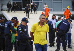 Brasile, Polizia: “Finora 300 arresti”