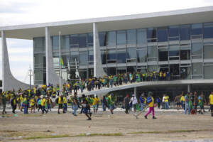 Brasile, sostenitori Bolsonaro assaltano Parlamento