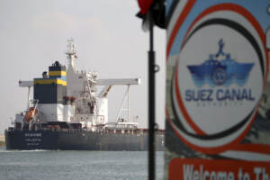 Egitto, nave da carico si incaglia in canale Suez