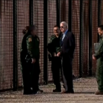 Usa, Biden ispeziona recinzione al confine con Messico