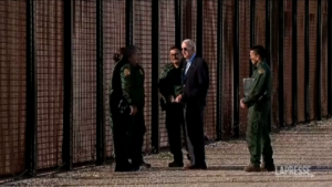 Usa, Biden ispeziona recinzione al confine con Messico