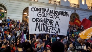 Brasile, in migliaia chiedono giustizia contro i golpisti