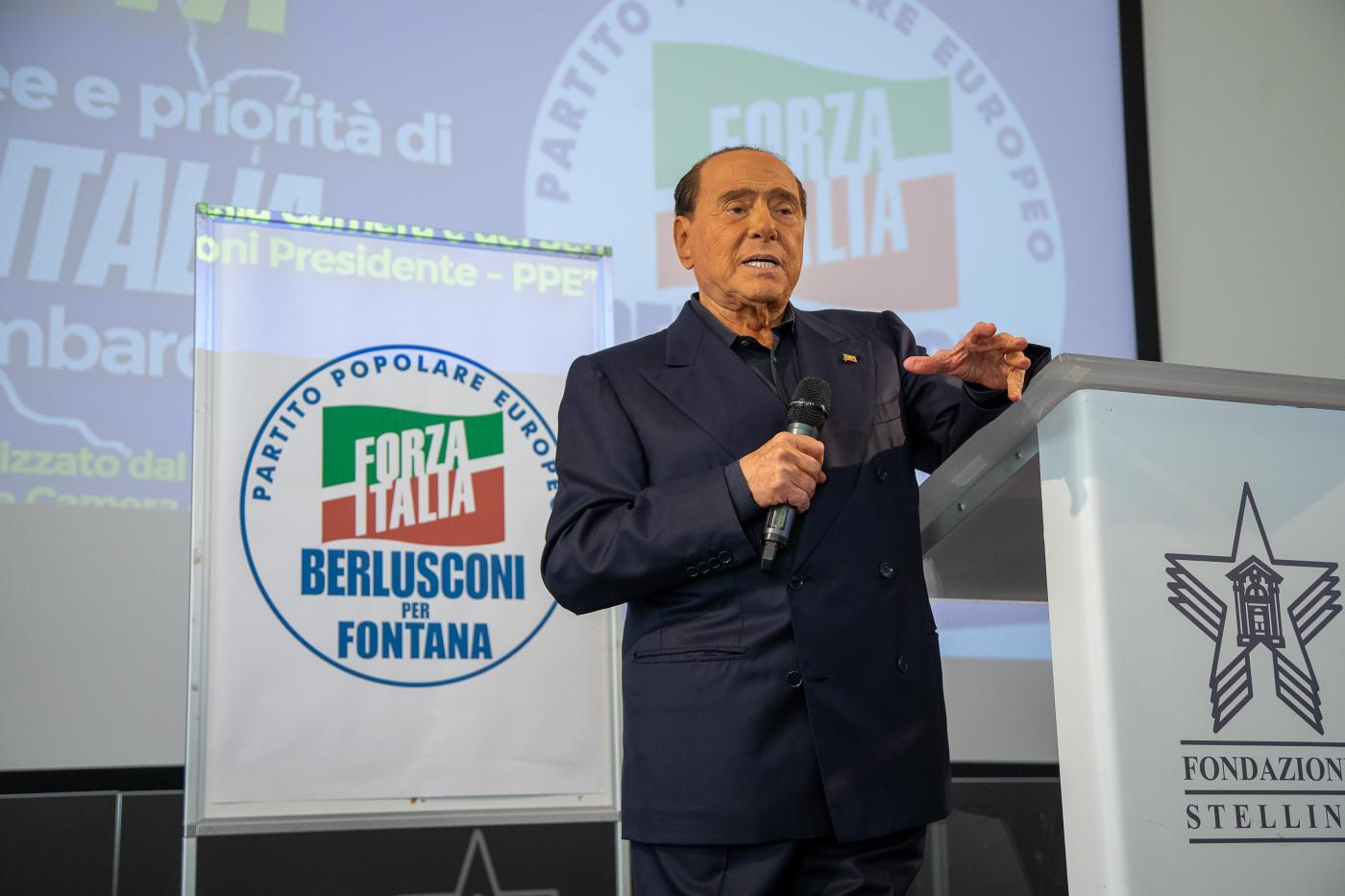 FI, Berlusconi sente vertici partito: “Paese ha bisogno di noi” FI, Berlusconi sente vertici partito: “Paese ha bisogno di noi”