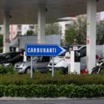Carburanti, prezzo benzina e diesel scende a 2 euro litro