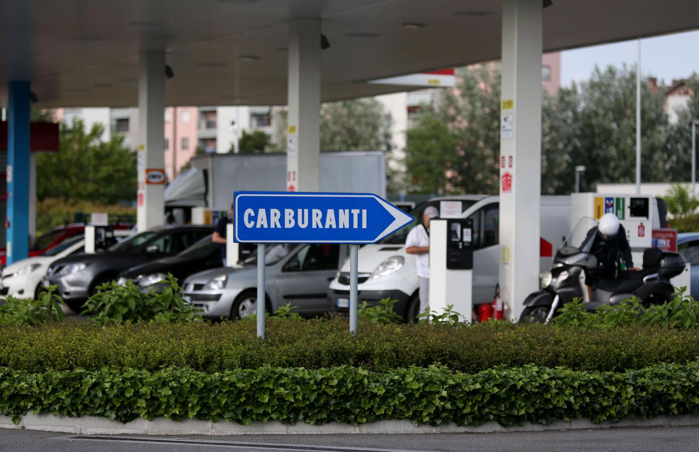 Carburanti, prezzo benzina e diesel scende a 2 euro litro Carburanti, prezzo benzina e diesel scende a 2 euro litro