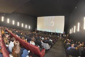 Cinema, nel 2022 crescita incassi e presenze nelle sale