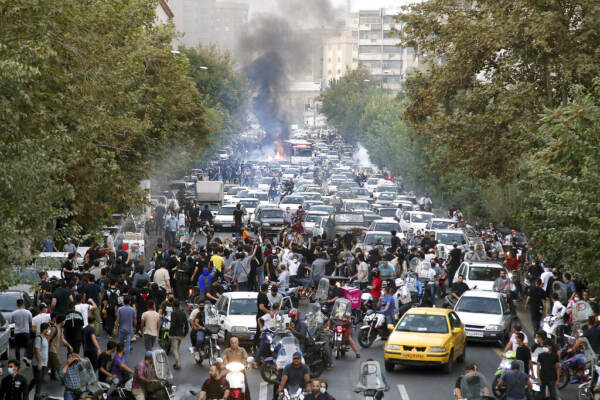 Iran, oltre 100 manifestanti a rischio esecuzione